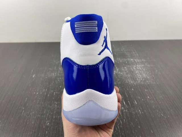 Tênis de basquete Air Jordan 11 azul royal e branco 9