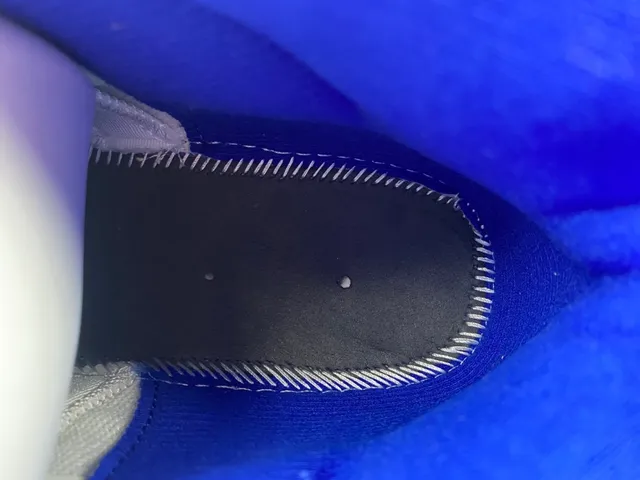 Tênis de basquete Air Jordan 11 azul royal e branco 10