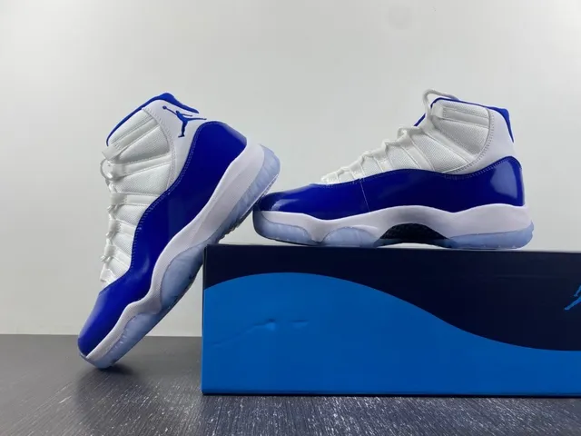 Tênis de basquete Air Jordan 11 azul royal e branco 12