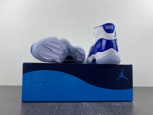 Tênis de basquete Air Jordan 11 azul royal e branco 13