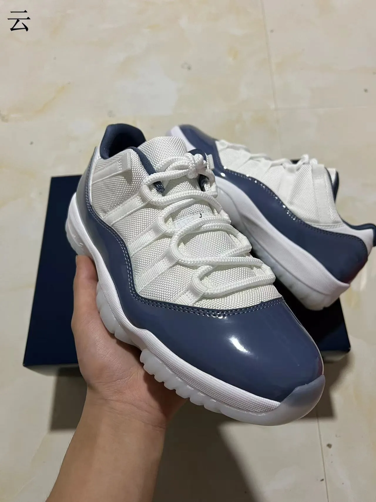 Tênis de basquete Air Jordan 11 em verniz branco e azul-marinho 2