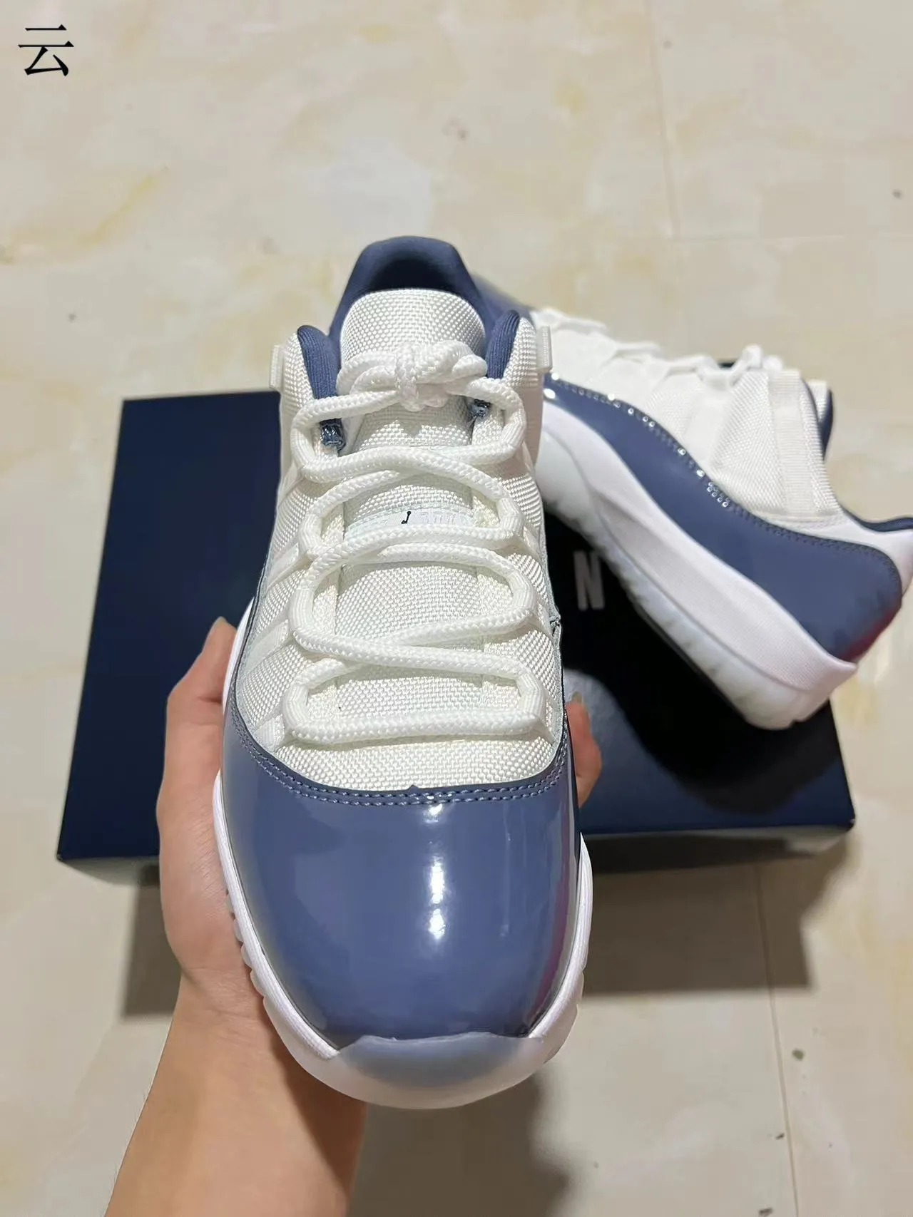 Tênis de basquete Air Jordan 11 em verniz branco e azul-marinho 3
