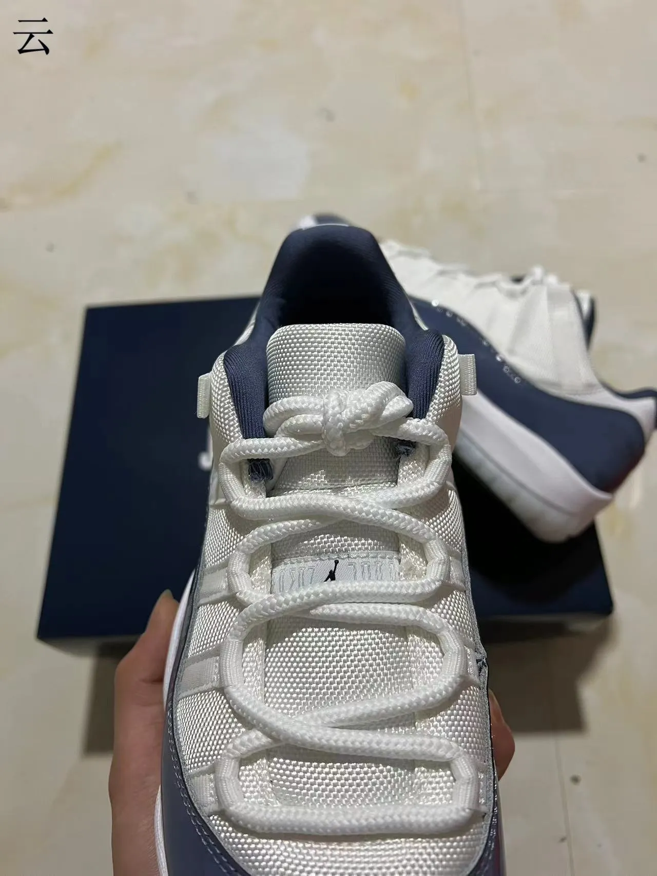 Tênis de basquete Air Jordan 11 em verniz branco e azul-marinho 4