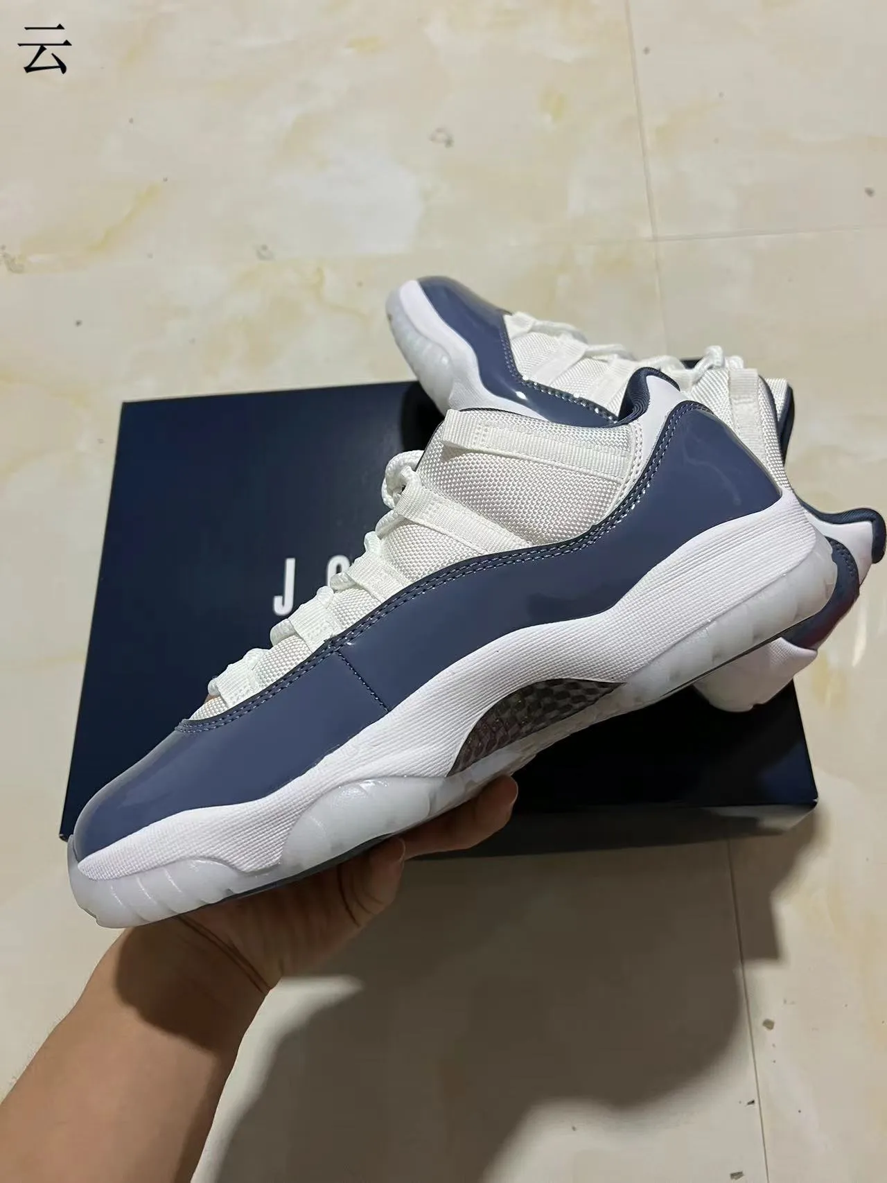 Tênis de basquete Air Jordan 11 em verniz branco e azul-marinho 5