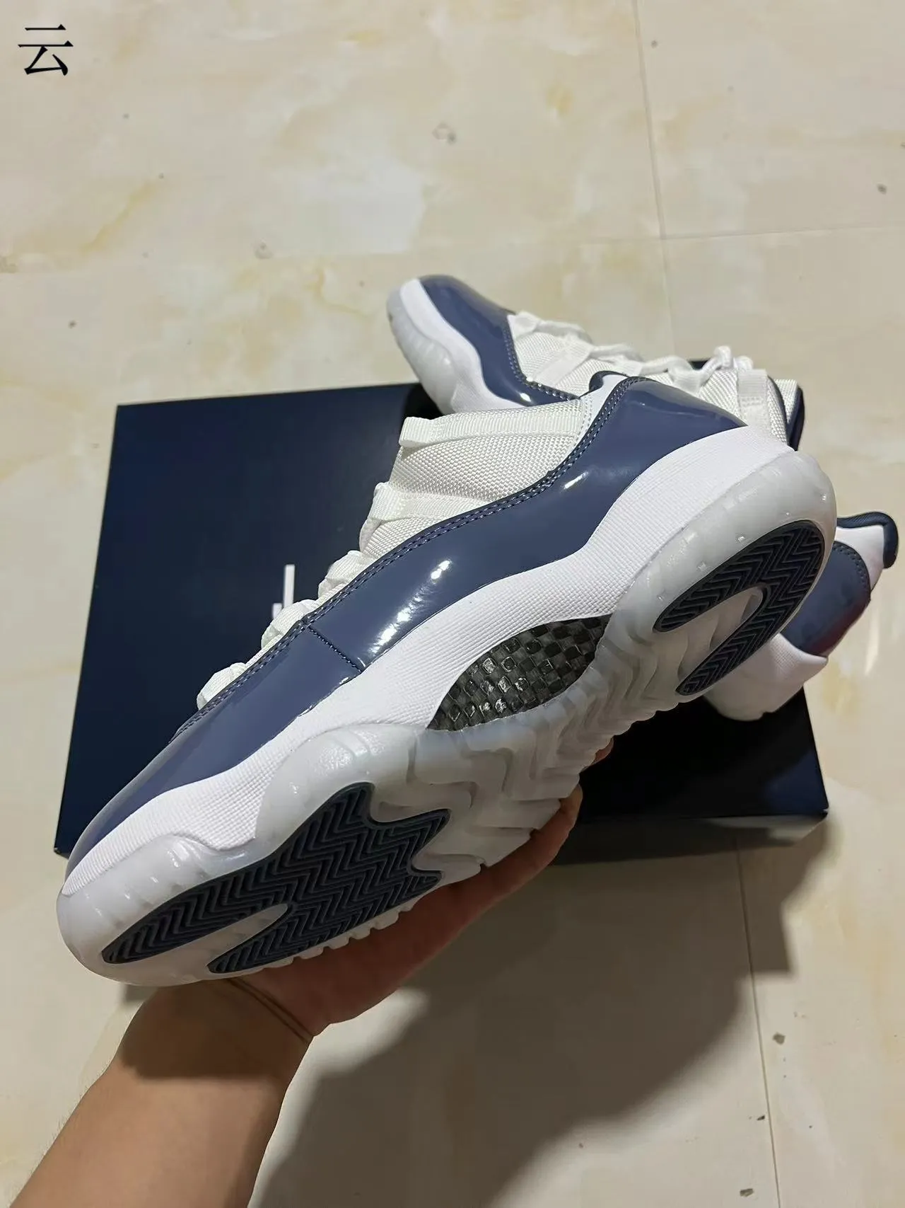 Tênis de basquete Air Jordan 11 em verniz branco e azul-marinho 6