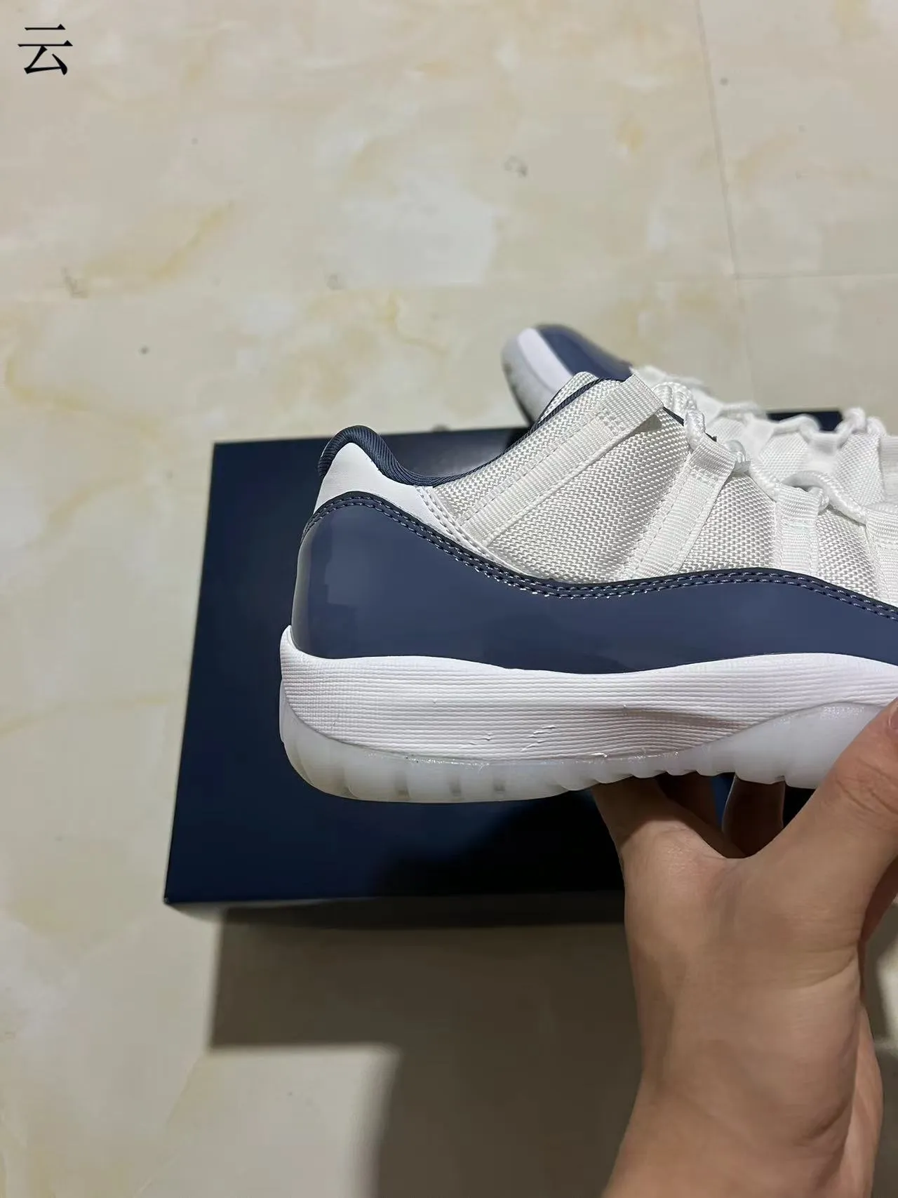 Tênis de basquete Air Jordan 11 em verniz branco e azul-marinho 7