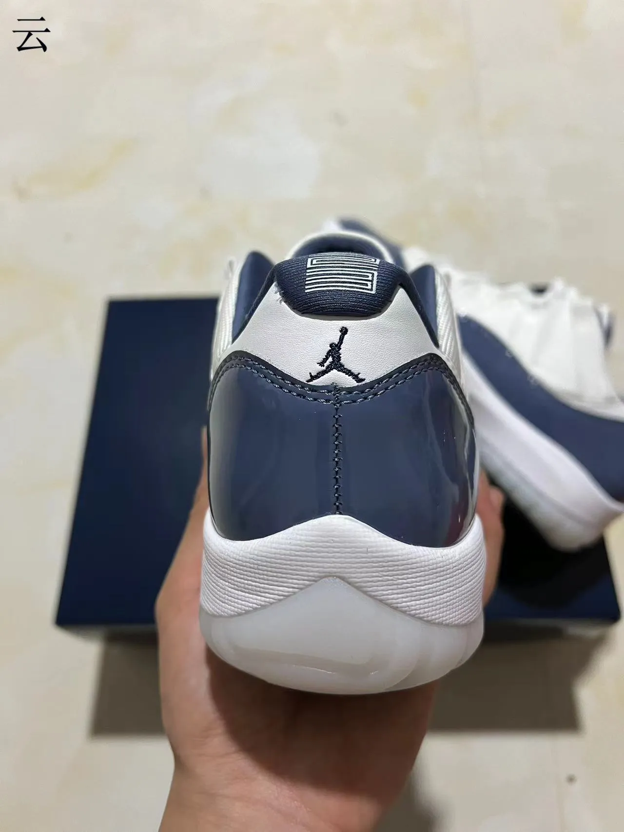 Tênis de basquete Air Jordan 11 em verniz branco e azul-marinho 8
