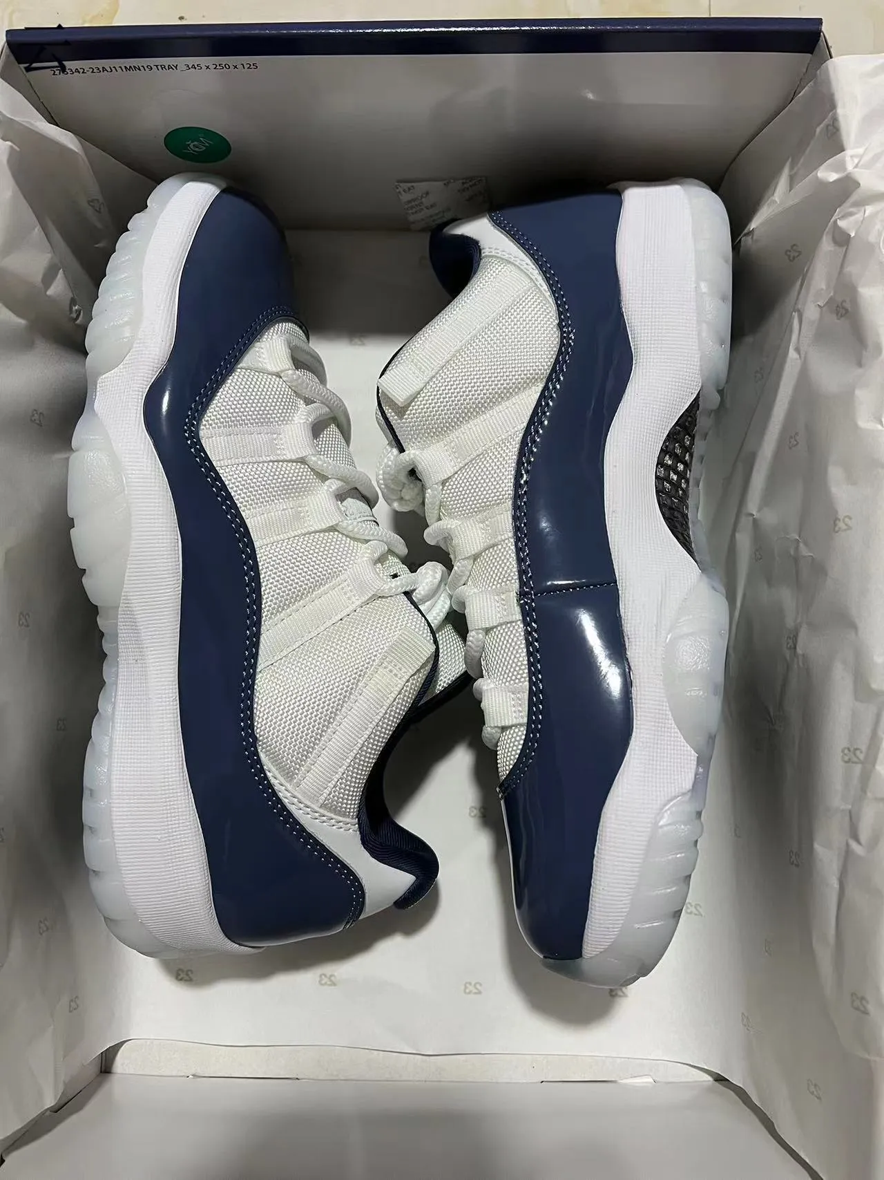 Tênis de basquete Air Jordan 11 em verniz branco e azul-marinho 9