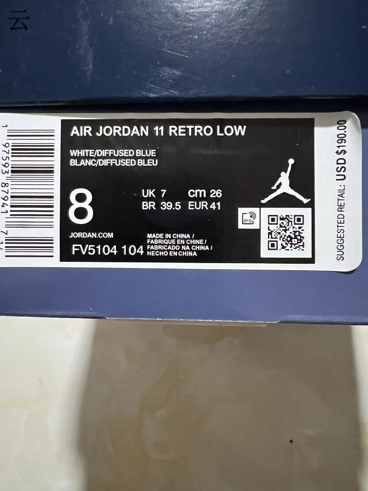 Tênis de basquete Air Jordan 11 em verniz branco e azul-marinho 10
