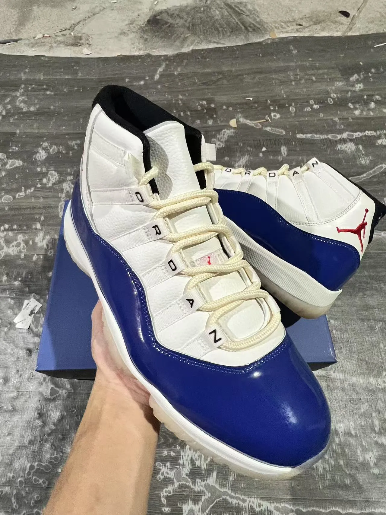 Air Jordan 11 Chaussures de Basketball en Cuir Patent Blanc Bleu Royal 2