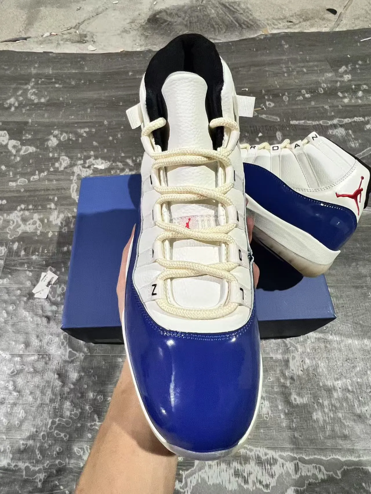 Air Jordan 11 Chaussures de Basketball en Cuir Patent Blanc Bleu Royal 3