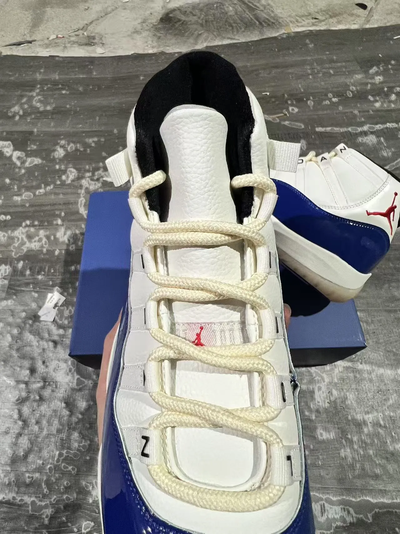 Air Jordan 11 Chaussures de Basketball en Cuir Patent Blanc Bleu Royal 4