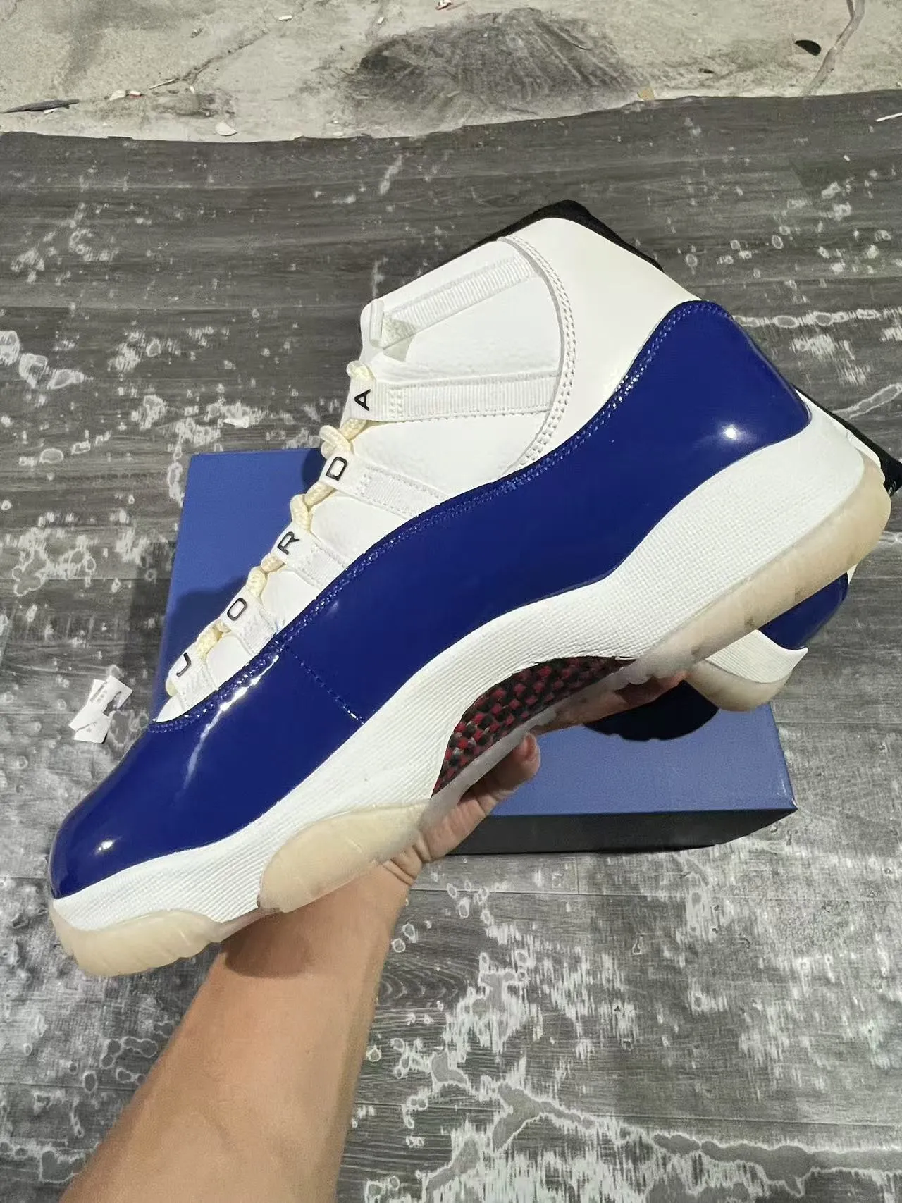 Air Jordan 11 Chaussures de Basketball en Cuir Patent Blanc Bleu Royal 5