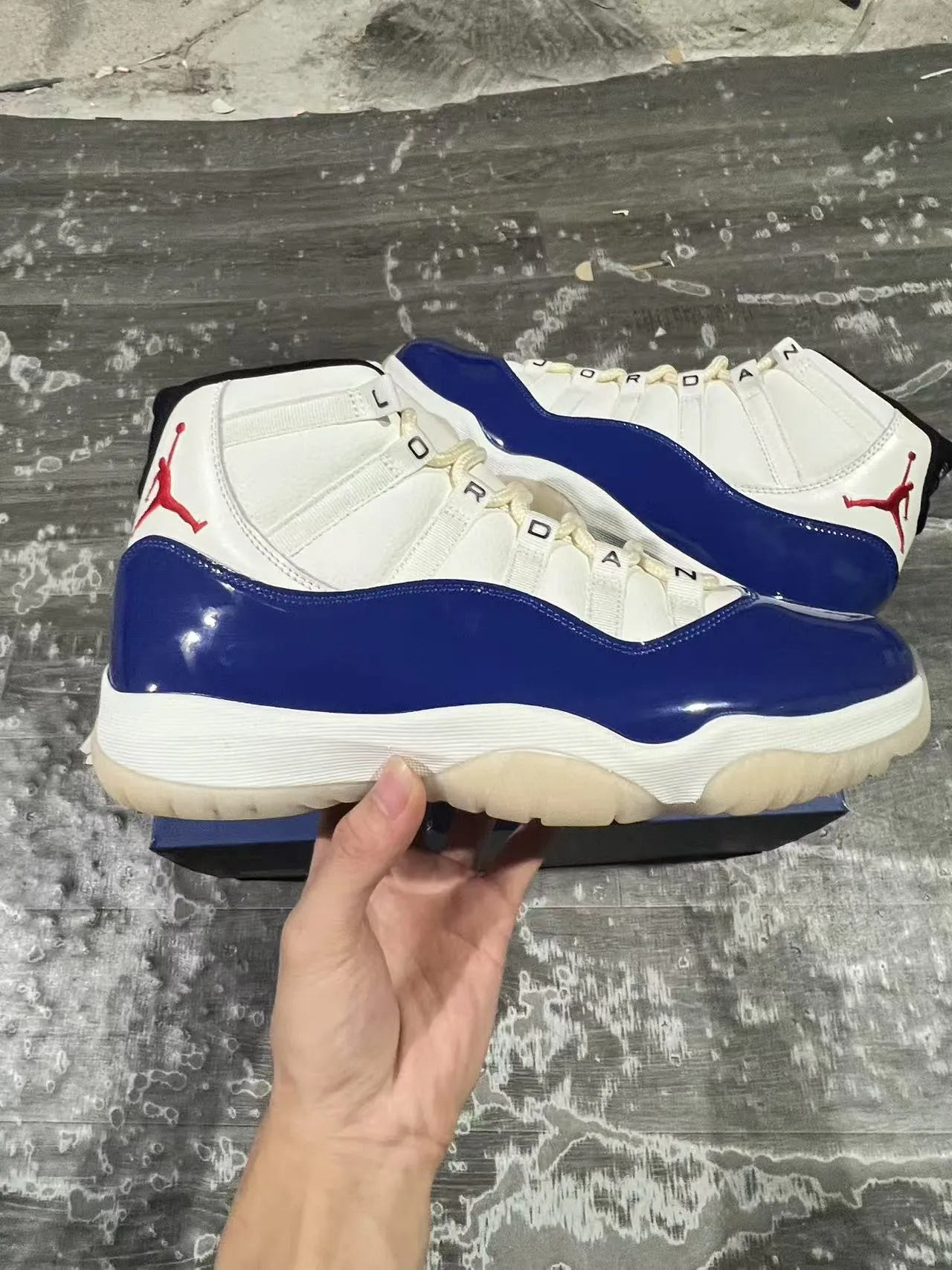 Air Jordan 11 Chaussures de Basketball en Cuir Patent Blanc Bleu Royal 7