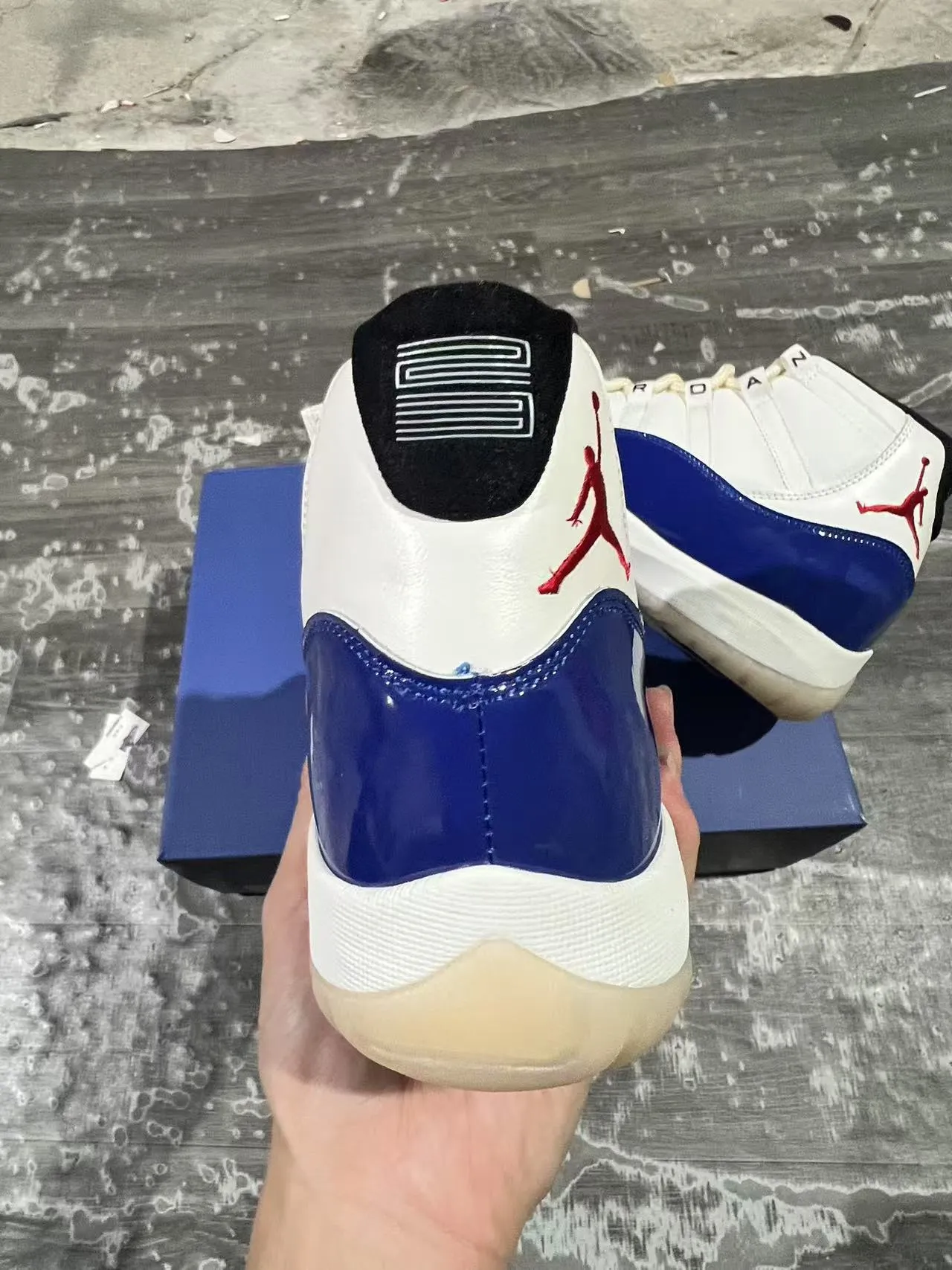 Air Jordan 11 Chaussures de Basketball en Cuir Patent Blanc Bleu Royal 8