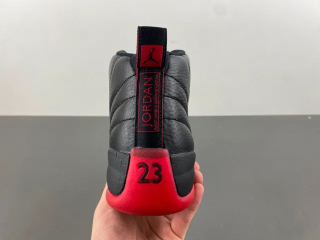 Zapatillas de baloncesto Air Jordan 12 negro y rojo 4
