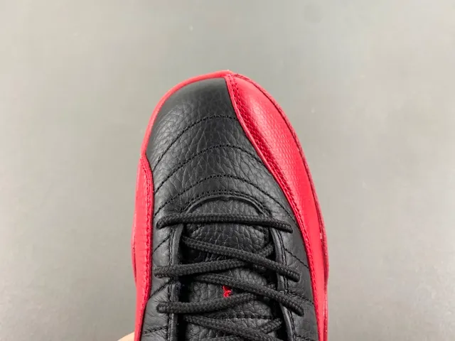 Zapatillas de baloncesto Air Jordan 12 negro y rojo 5