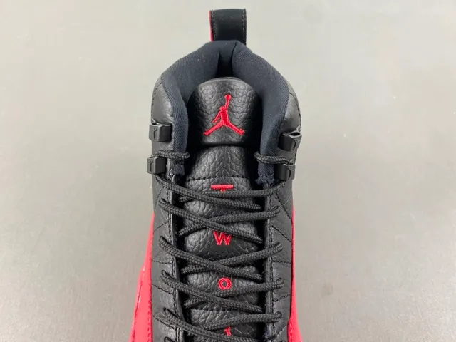 Zapatillas de baloncesto Air Jordan 12 negro y rojo 6