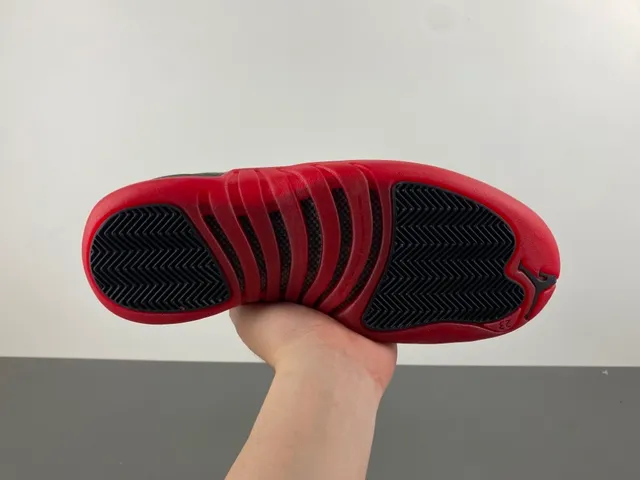 Zapatillas de baloncesto Air Jordan 12 negro y rojo 7