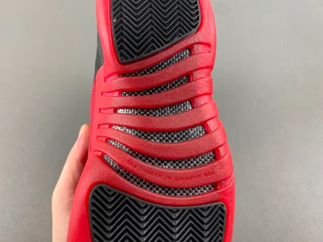Zapatillas de baloncesto Air Jordan 12 negro y rojo 8