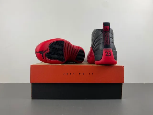 Zapatillas de baloncesto Air Jordan 12 negro y rojo 17