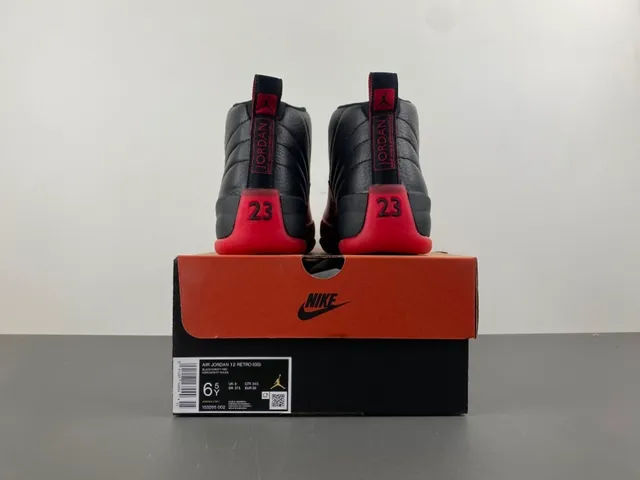 Zapatillas de baloncesto Air Jordan 12 negro y rojo 18