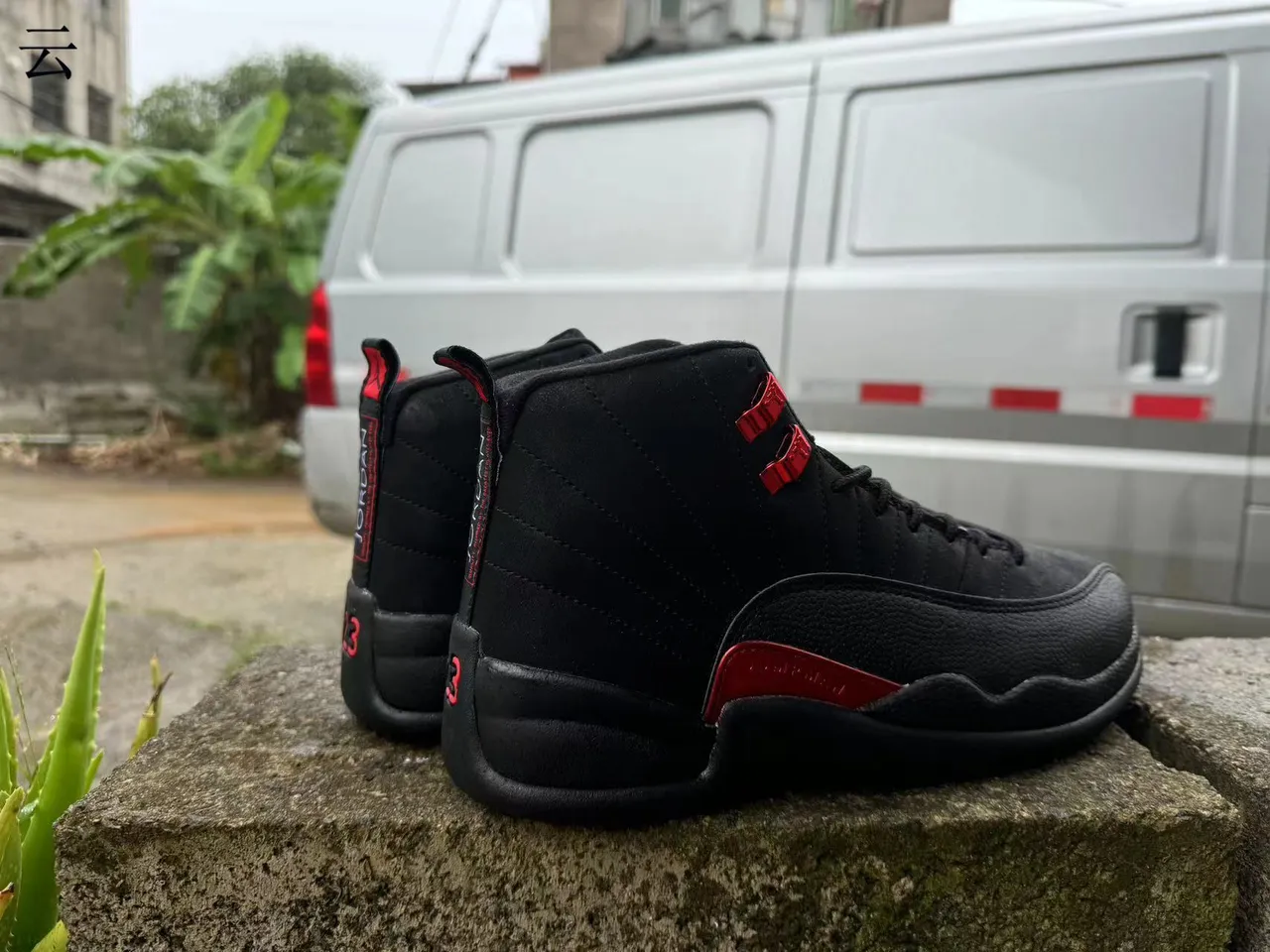 Tênis de basquete Air Jordan 12 preto e vermelho 2