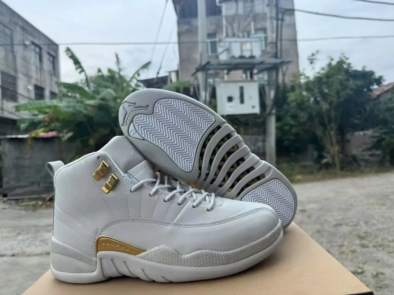 Air Jordan 12 Blanco y Oro Zapatos de Baloncesto 2