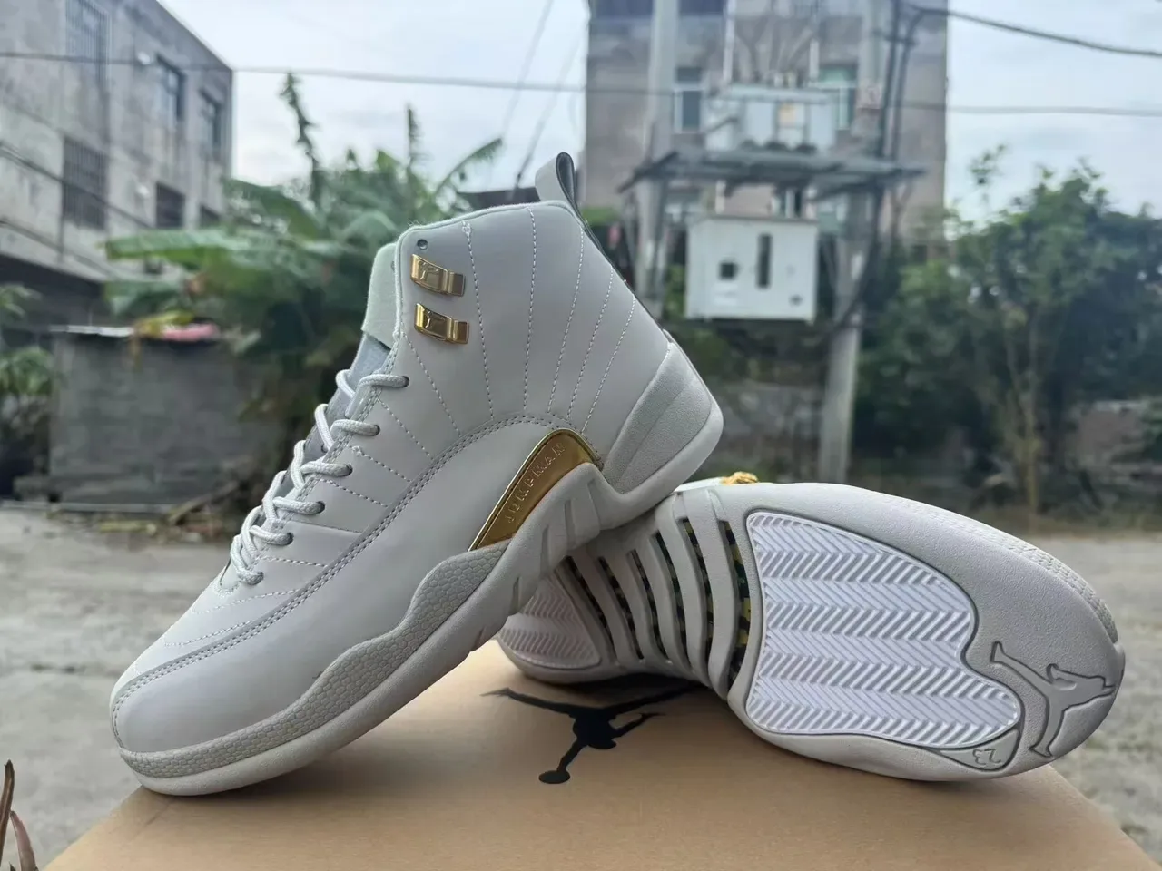 Air Jordan 12 Blanco y Oro Zapatos de Baloncesto 3