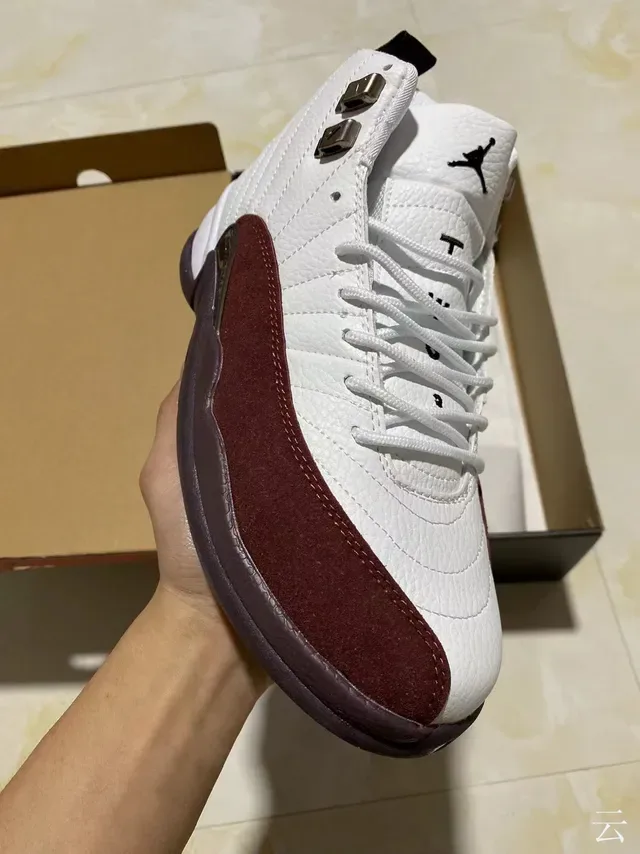 Air Jordan 12 Branco Borgonha Couro Quiltado Tênis de Basquete 2
