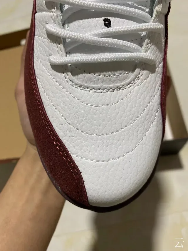 Air Jordan 12 Branco Borgonha Couro Quiltado Tênis de Basquete 3