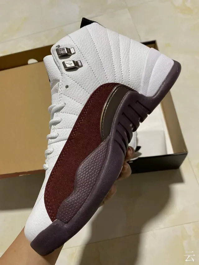 Air Jordan 12 Branco Borgonha Couro Quiltado Tênis de Basquete 4
