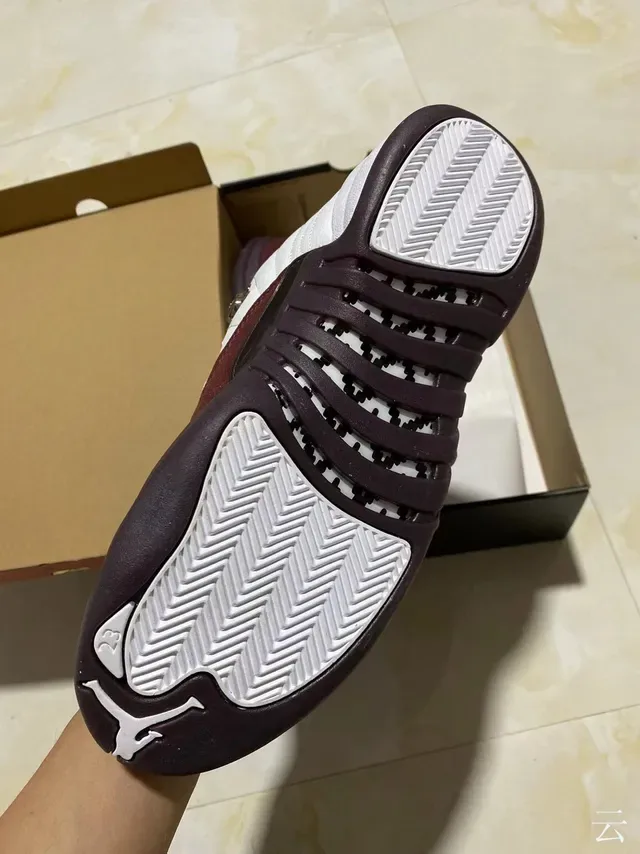 Air Jordan 12 Branco Borgonha Couro Quiltado Tênis de Basquete 5