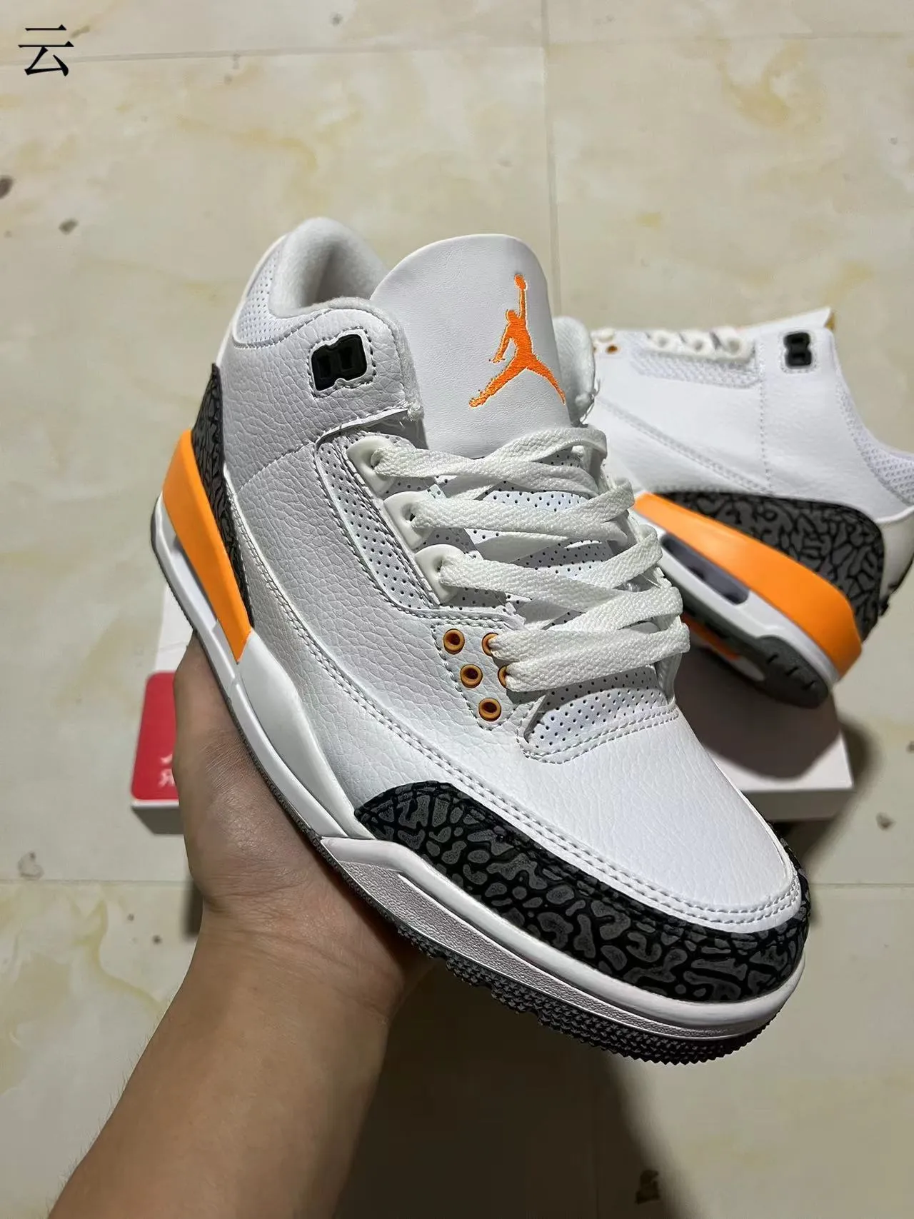 Tênis de basquete Air Jordan 3 branco, preto e laranja com estampa de elefante 2