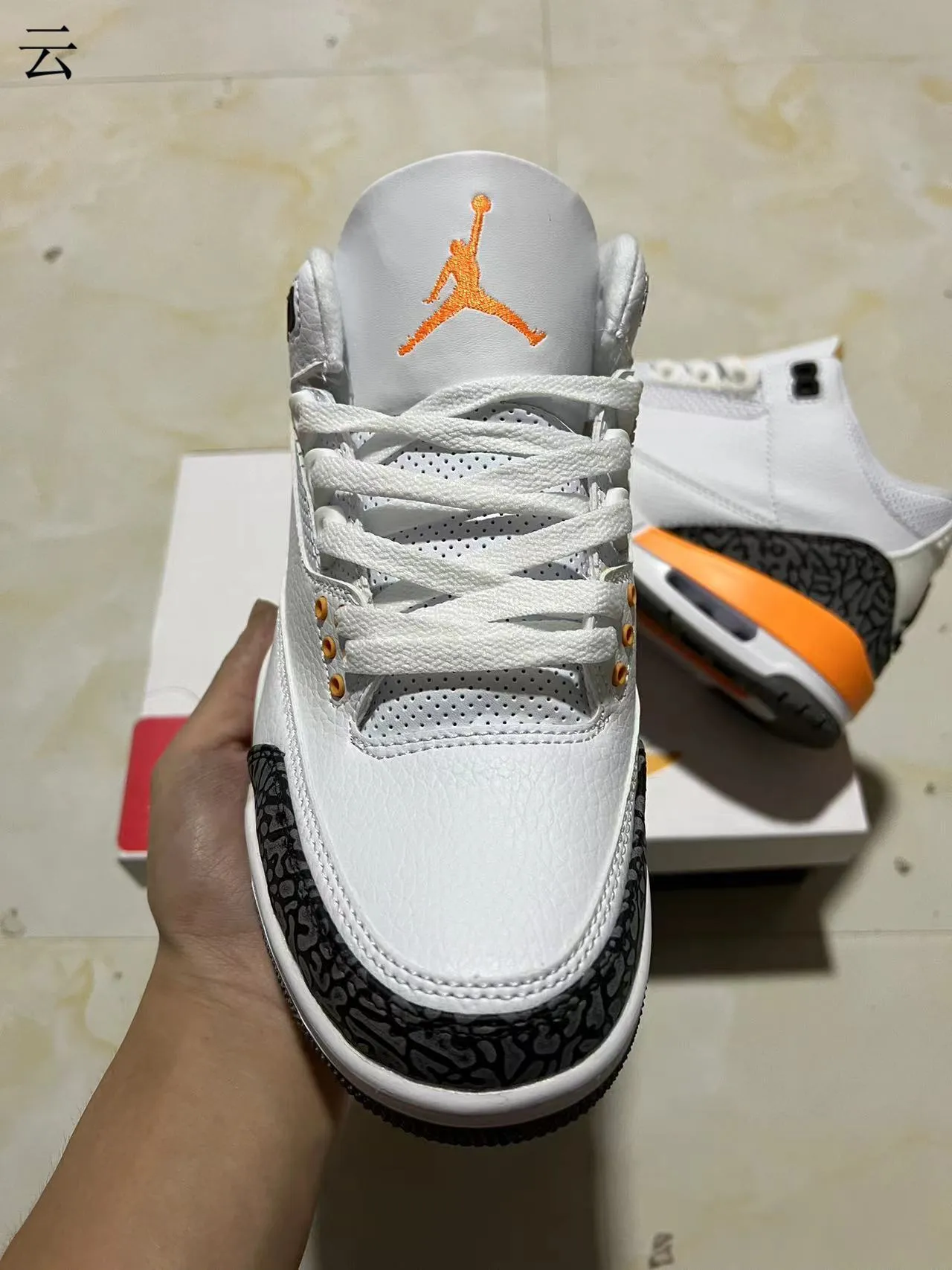 Tênis de basquete Air Jordan 3 branco, preto e laranja com estampa de elefante 3