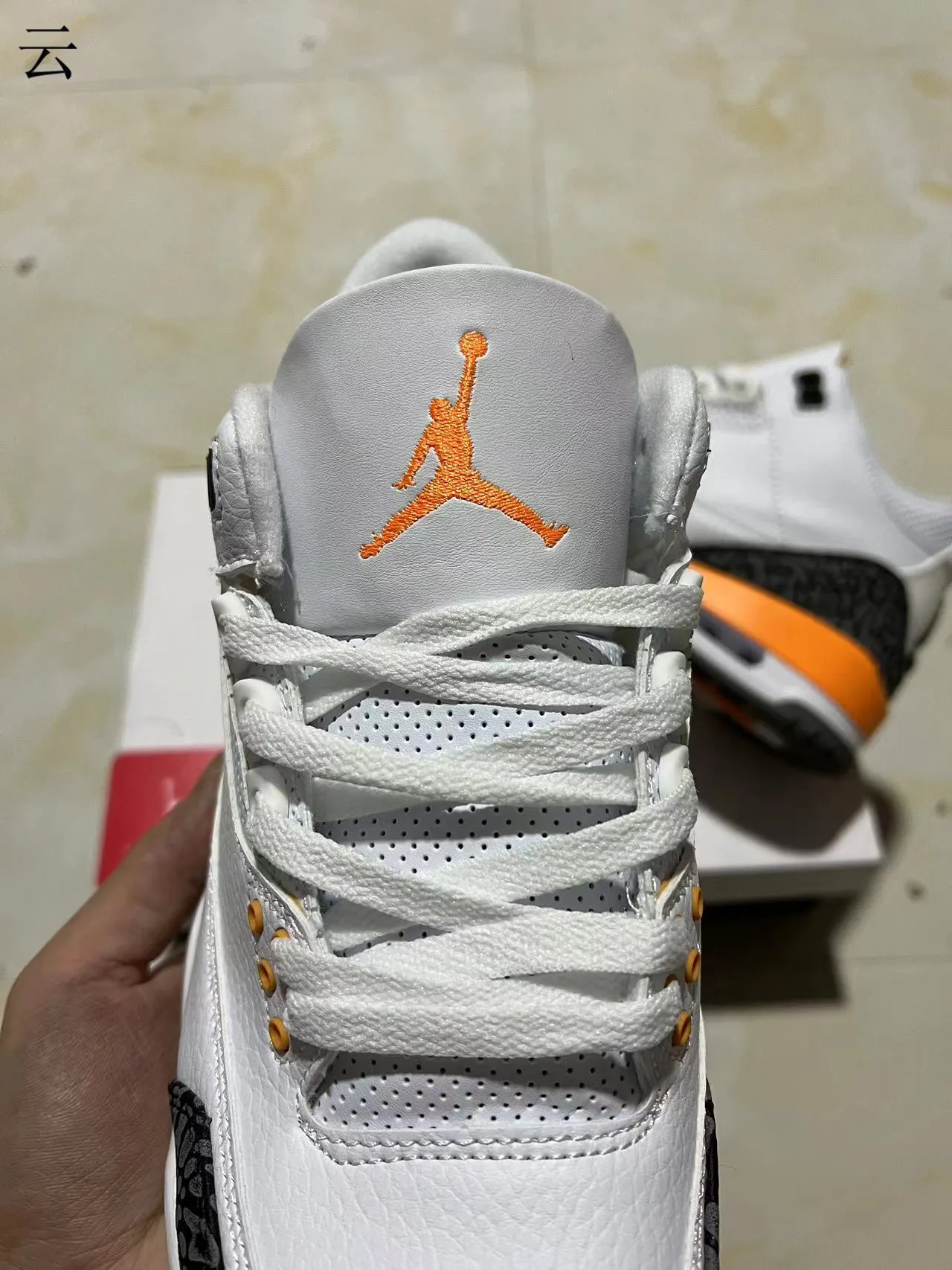 Tênis de basquete Air Jordan 3 branco, preto e laranja com estampa de elefante 4