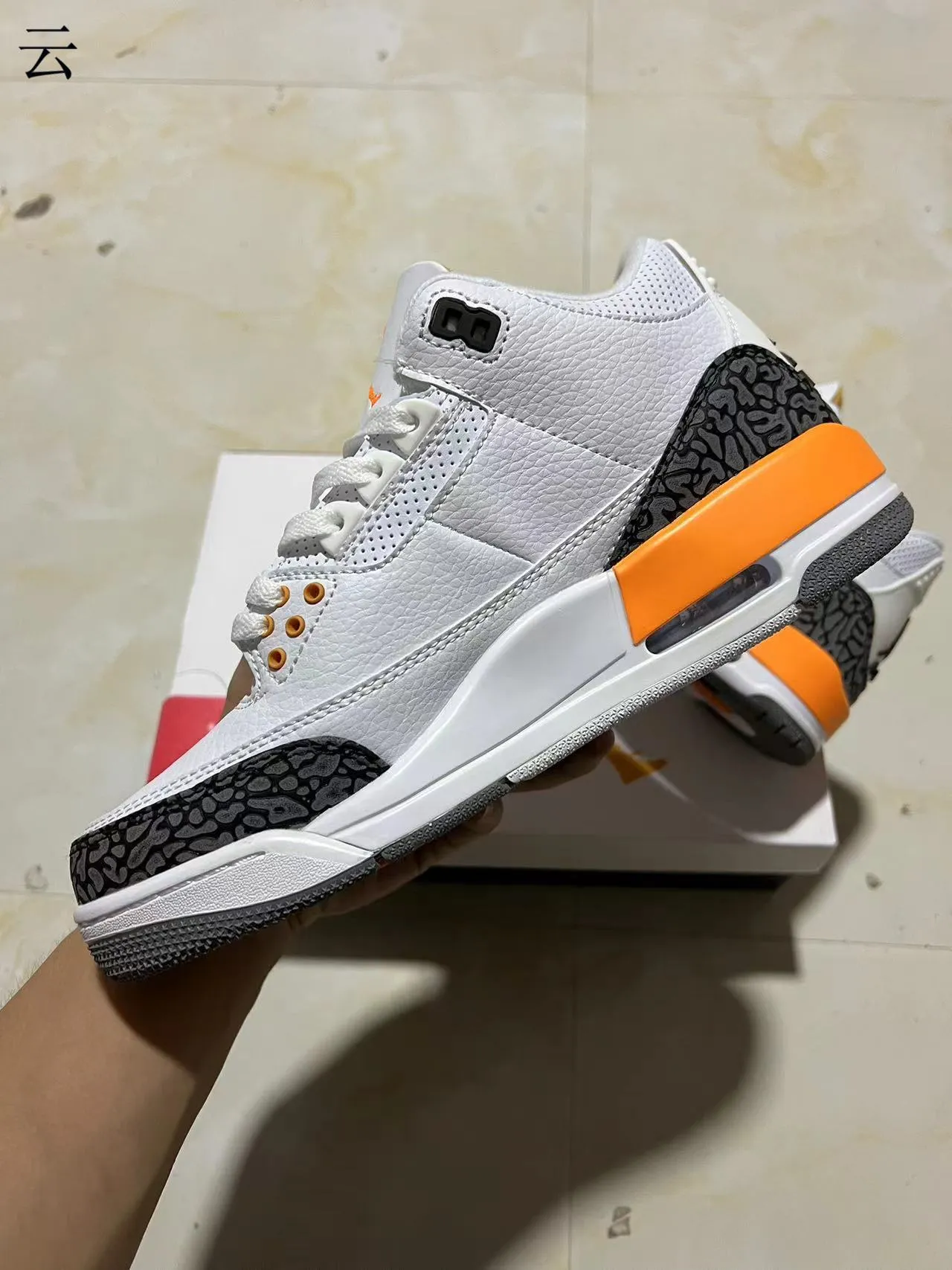 Tênis de basquete Air Jordan 3 branco, preto e laranja com estampa de elefante 5