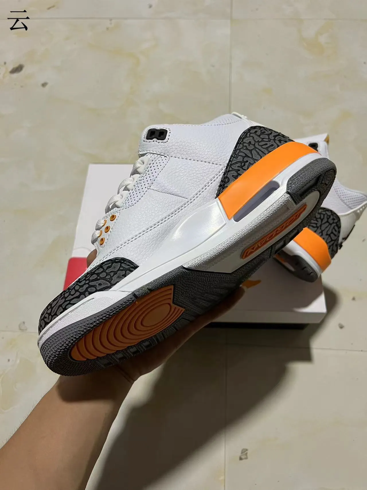 Tênis de basquete Air Jordan 3 branco, preto e laranja com estampa de elefante 6