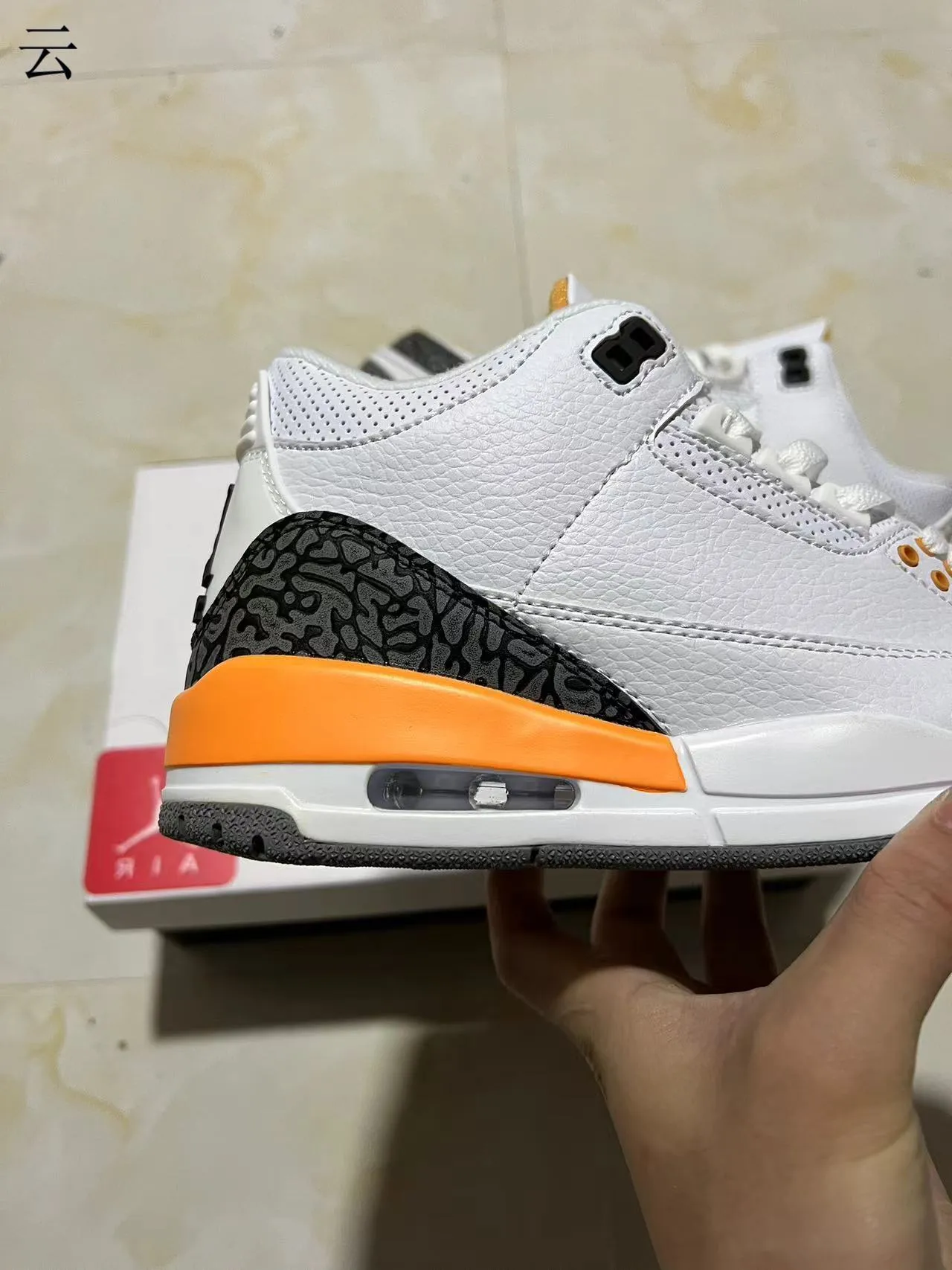 Tênis de basquete Air Jordan 3 branco, preto e laranja com estampa de elefante 7