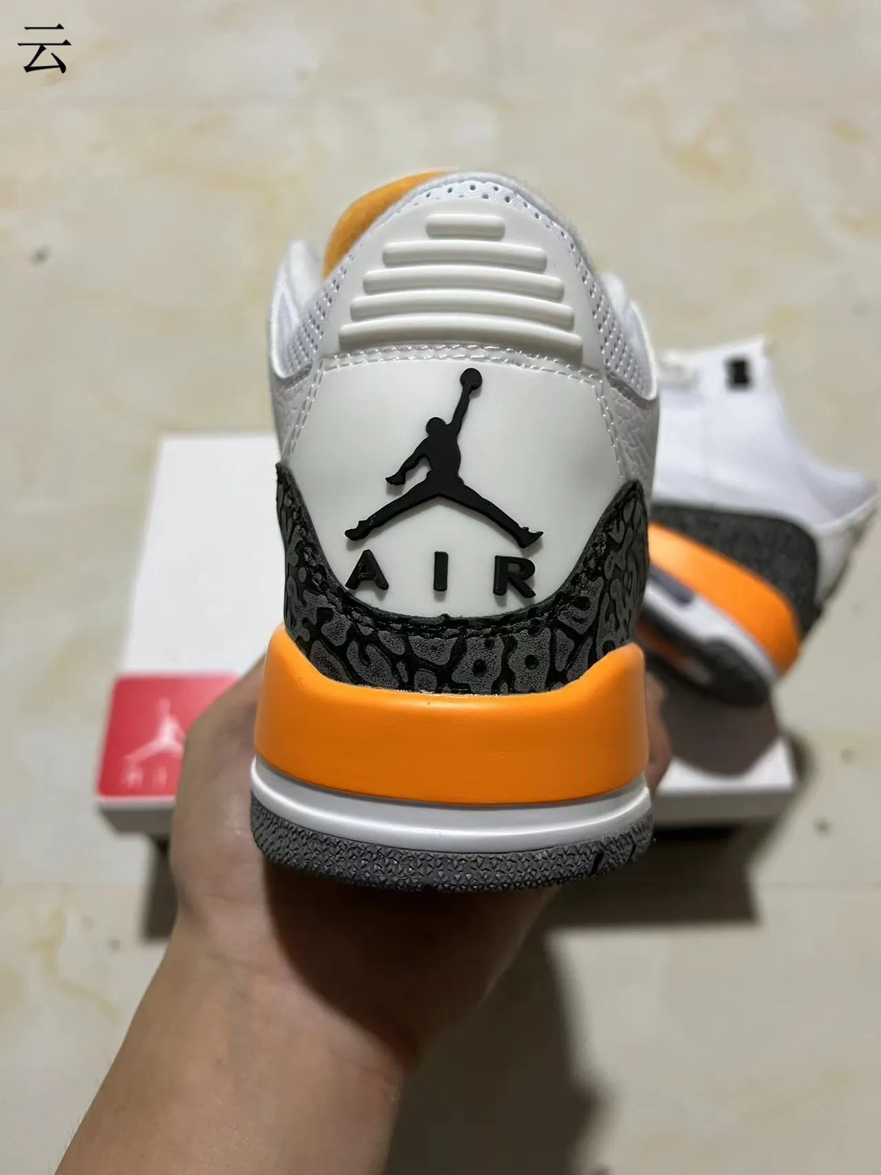Tênis de basquete Air Jordan 3 branco, preto e laranja com estampa de elefante 8