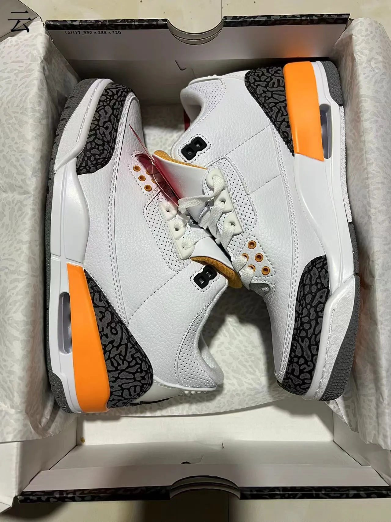 Tênis de basquete Air Jordan 3 branco, preto e laranja com estampa de elefante 9