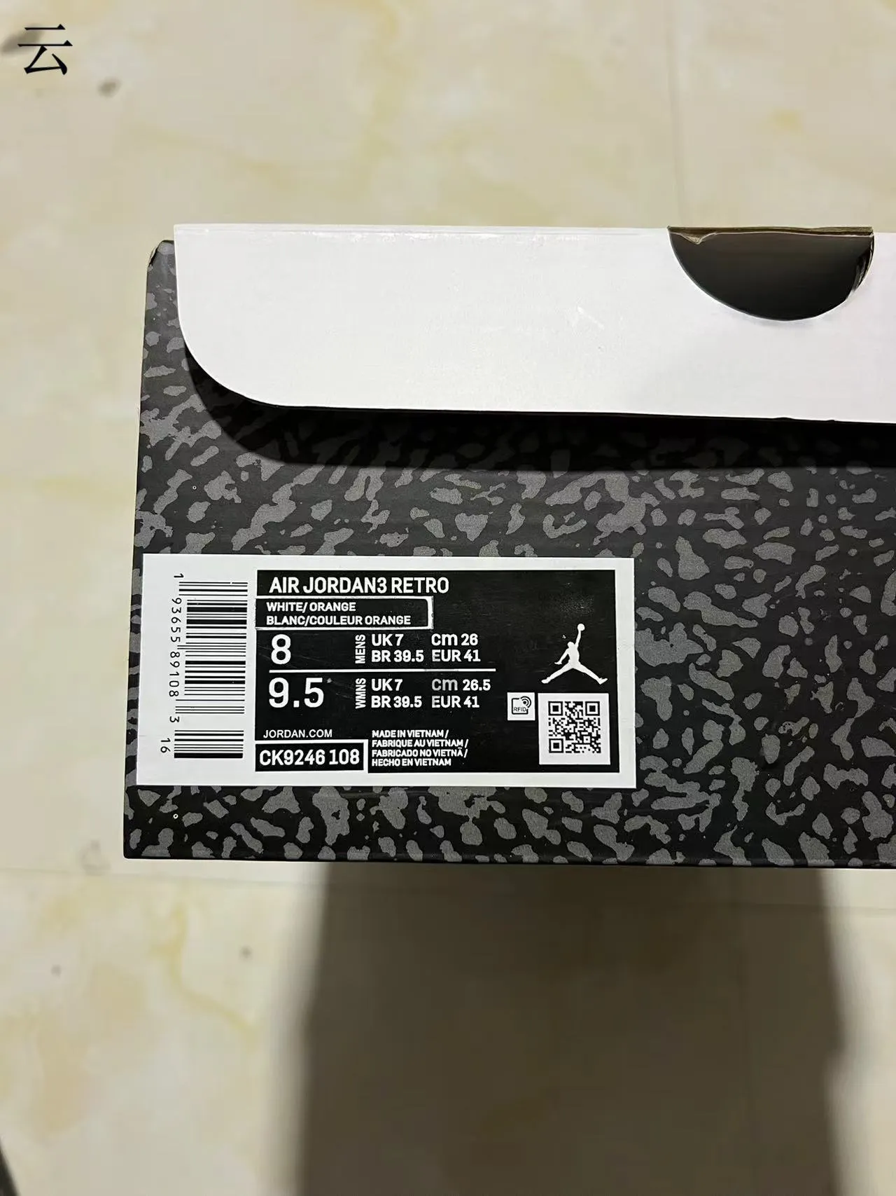 Tênis de basquete Air Jordan 3 branco, preto e laranja com estampa de elefante 10