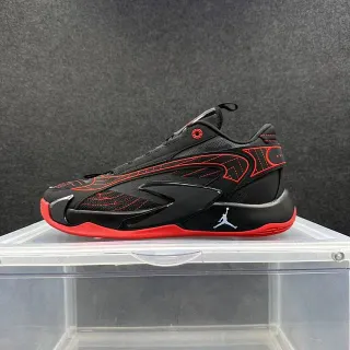 Zapatillas de baloncesto Air Jordan 37 Low negro y rojo con estructura de revestimiento tipo jaula