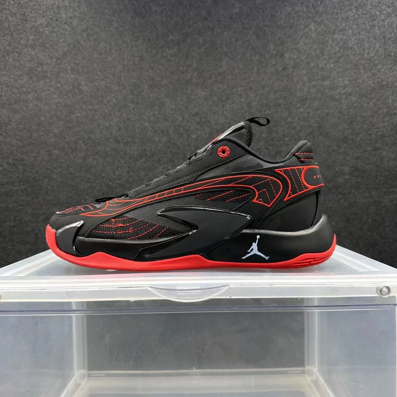 Zapatillas de baloncesto Air Jordan 37 Low negro y rojo con estructura de revestimiento tipo jaula 2