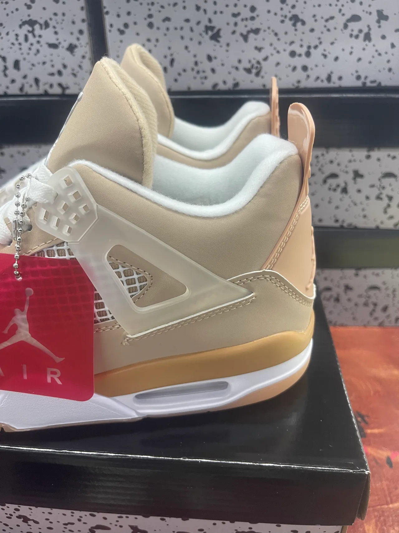 Air Jordan 4 बेज और गम बास्केटबॉल शूज़ 5