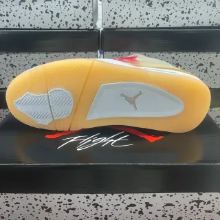 Air Jordan 4 बेज और गम बास्केटबॉल शूज़