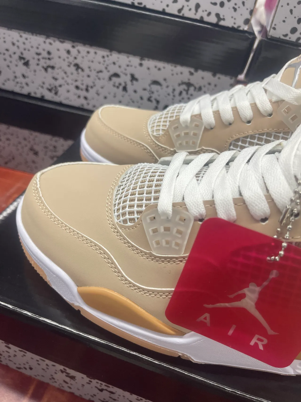 Air Jordan 4 बेज और गम बास्केटबॉल शूज़ 2