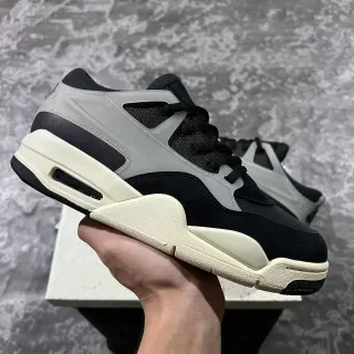 Tênis lifestyle Air Jordan 4 preto e bege