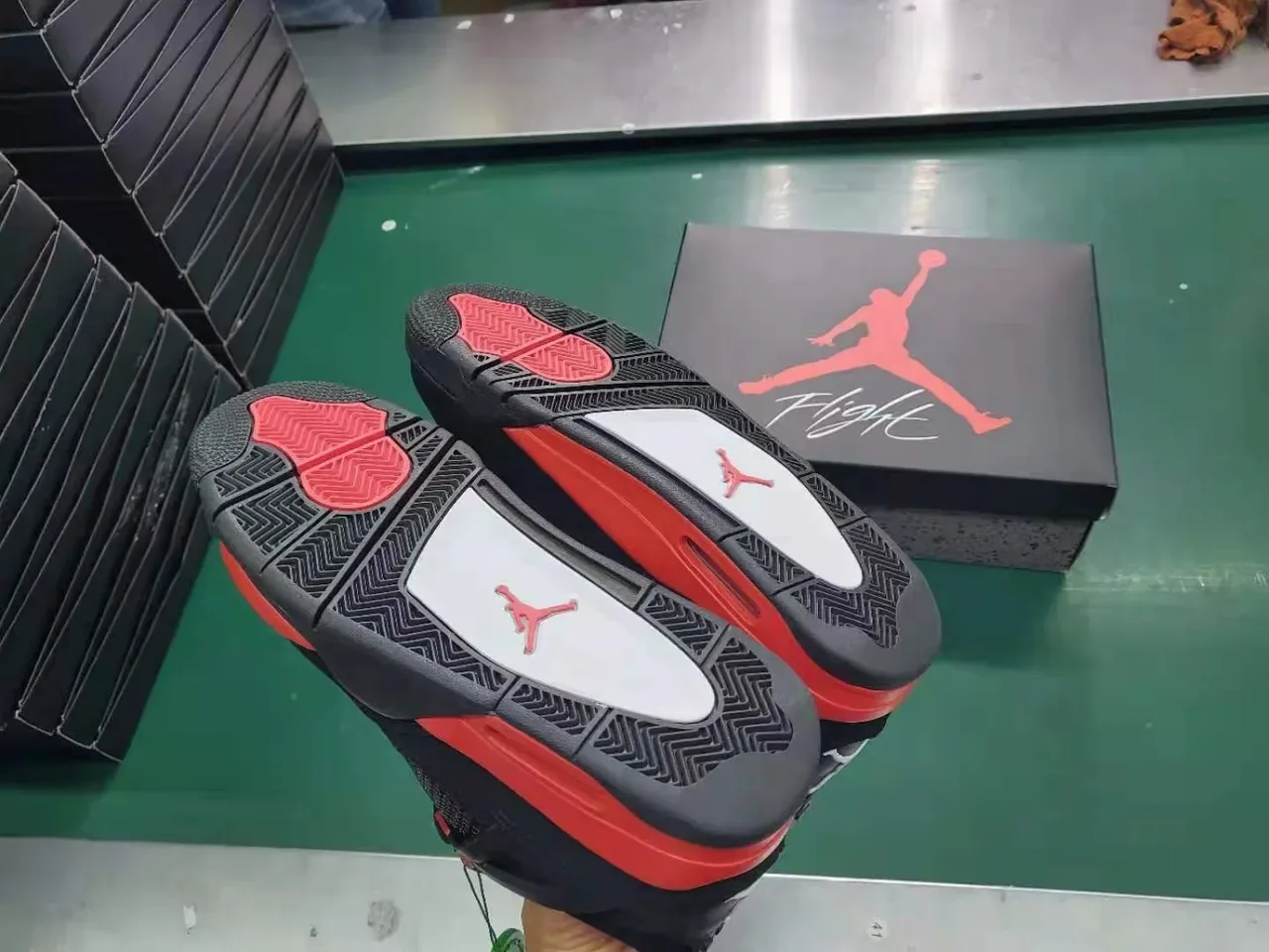 Air Jordan 4 أحذية كرة السلة أسود أحمر 2