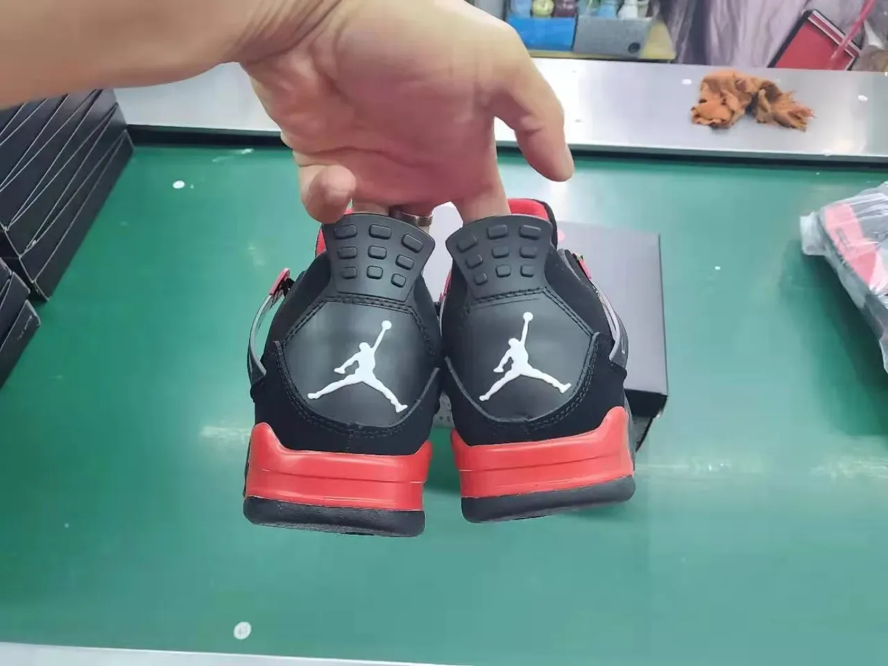 Air Jordan 4 أحذية كرة السلة أسود أحمر 3